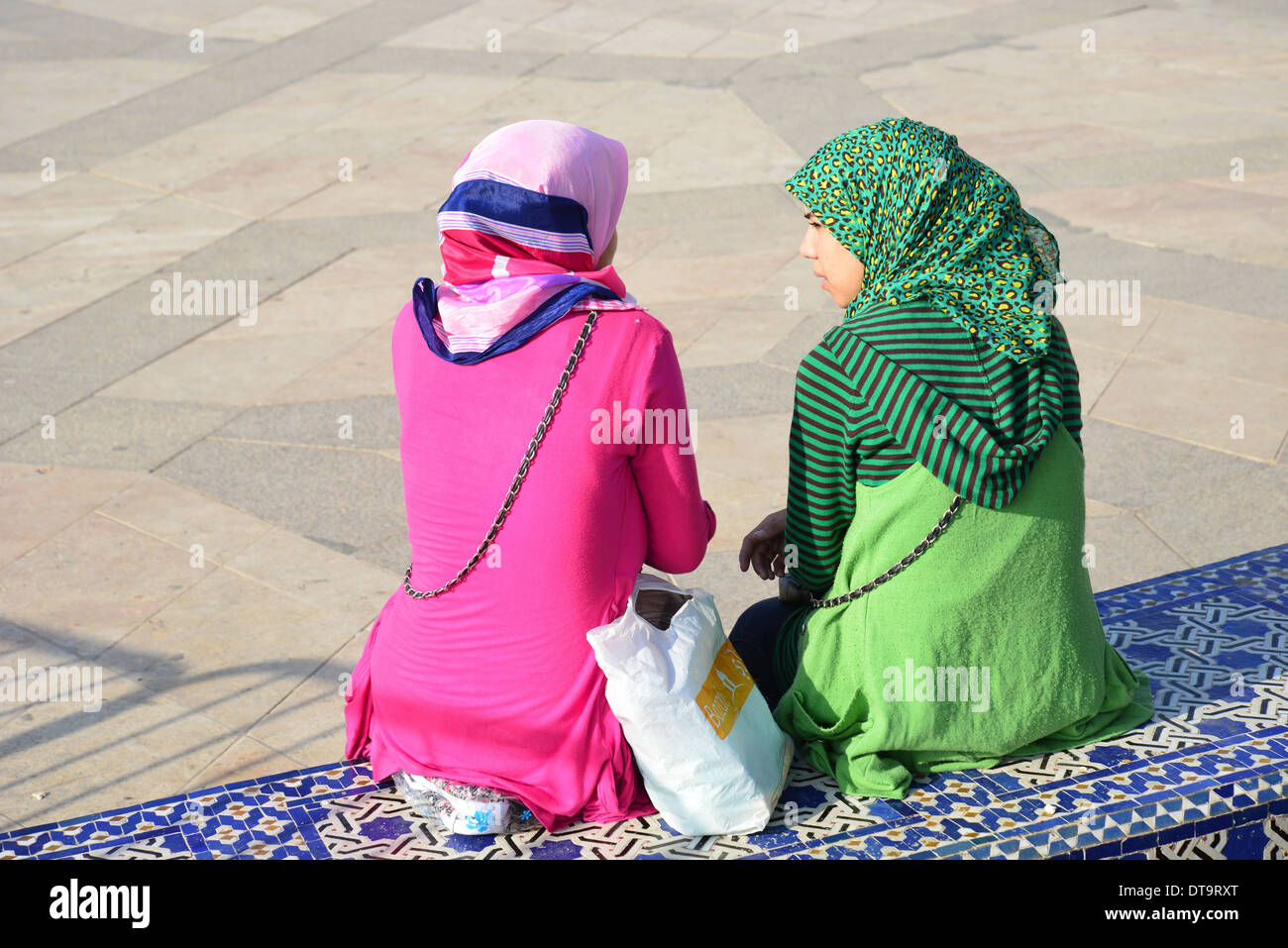 Muslimische Mädchen am Grande Mosquée Hassan II, Bd Sidi Mohammed Ben Abdallah, Casablanca, Großregion Casablanca, Königreich Marokko Stockfoto