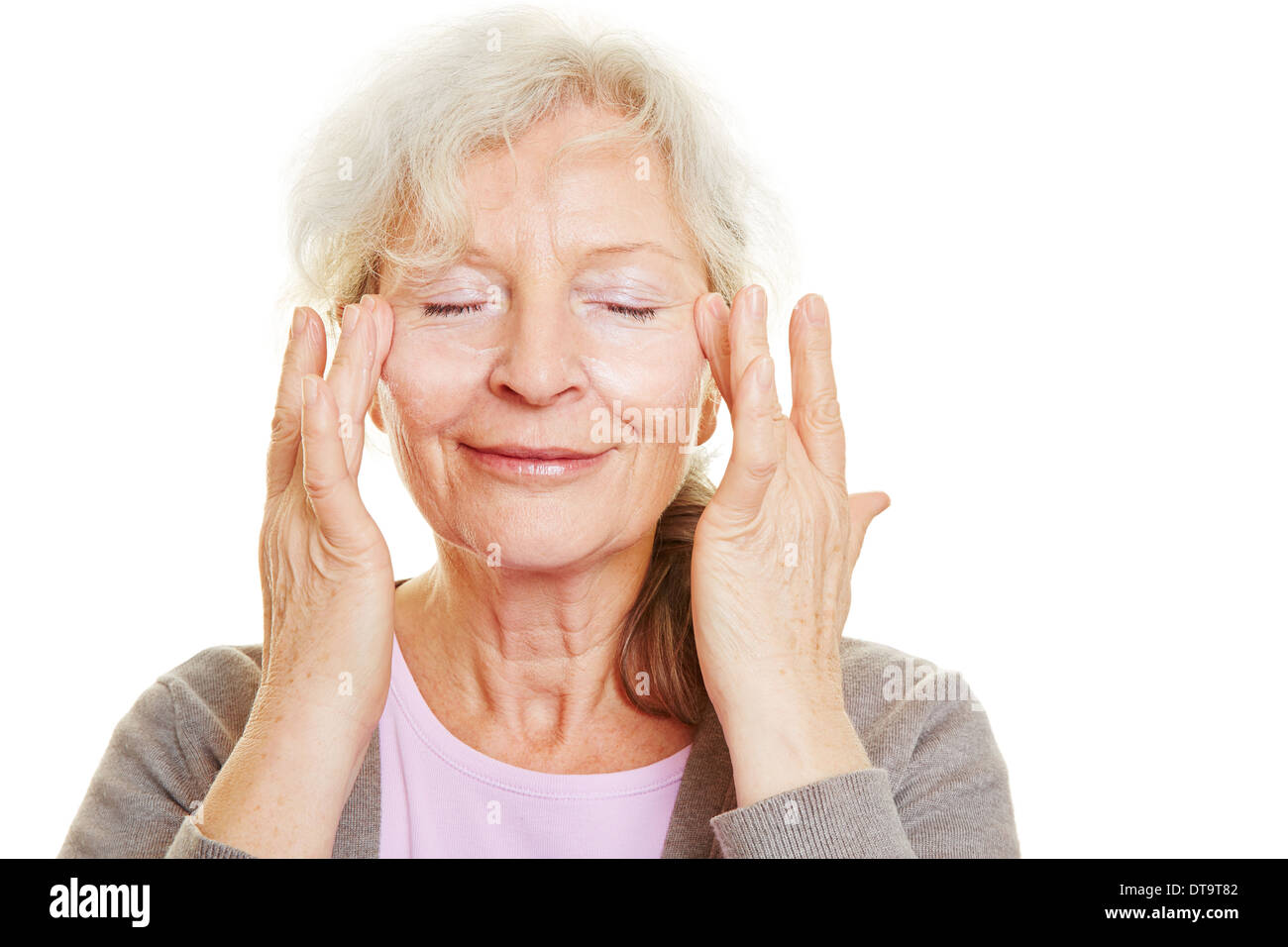 Glückliche senior Frau tun Hautpflege für ihr Gesicht Stockfoto