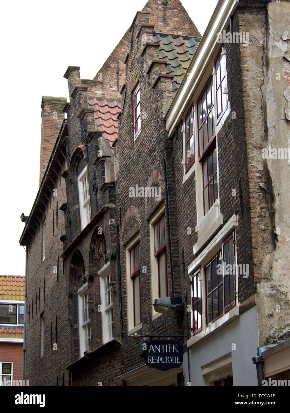 Einige sehr alte Backsteinhäuser in Stadt Zentrum von Dordrecht, eine der ältesten Städte in den Niederlanden Stockfoto