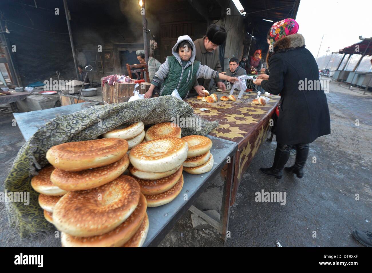 Yutian, Chinas Xinjiang Uygur Autonome Region. 13. Februar 2014. Essen in der alten Stadt von Yutian Grafschaft Hetian Präfektur, Nordwesten Chinas Xinjiang Uygur Autonome Region, 13. Februar 2014 kaufen Einwohner. Eine Erdbeben der Stärke 7,3 getroffen Yutian Grafschaft am Mittwoch. Bis zum Mittag des Donnerstag 7.838 Einwohner in sechs Grafschaften von Hotan Präfektur waren das Zittern mit 982 zog nach Sicherheit betroffen, sagte eine Erklärung aus der regionalen zivile Angelegenheiten Abteilung. Bisher haben keine Verletzten gemeldet worden. © Jiang Wenyao/Xinhua/Alamy Live-Nachrichten Stockfoto