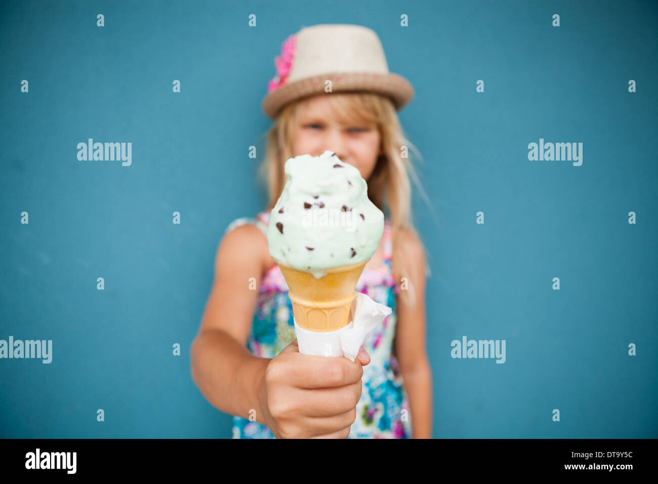 Nahaufnahme und Fokus auf Vanille-Eis Sahne Kegel süße junge Mädchen im Besitz Stockfoto