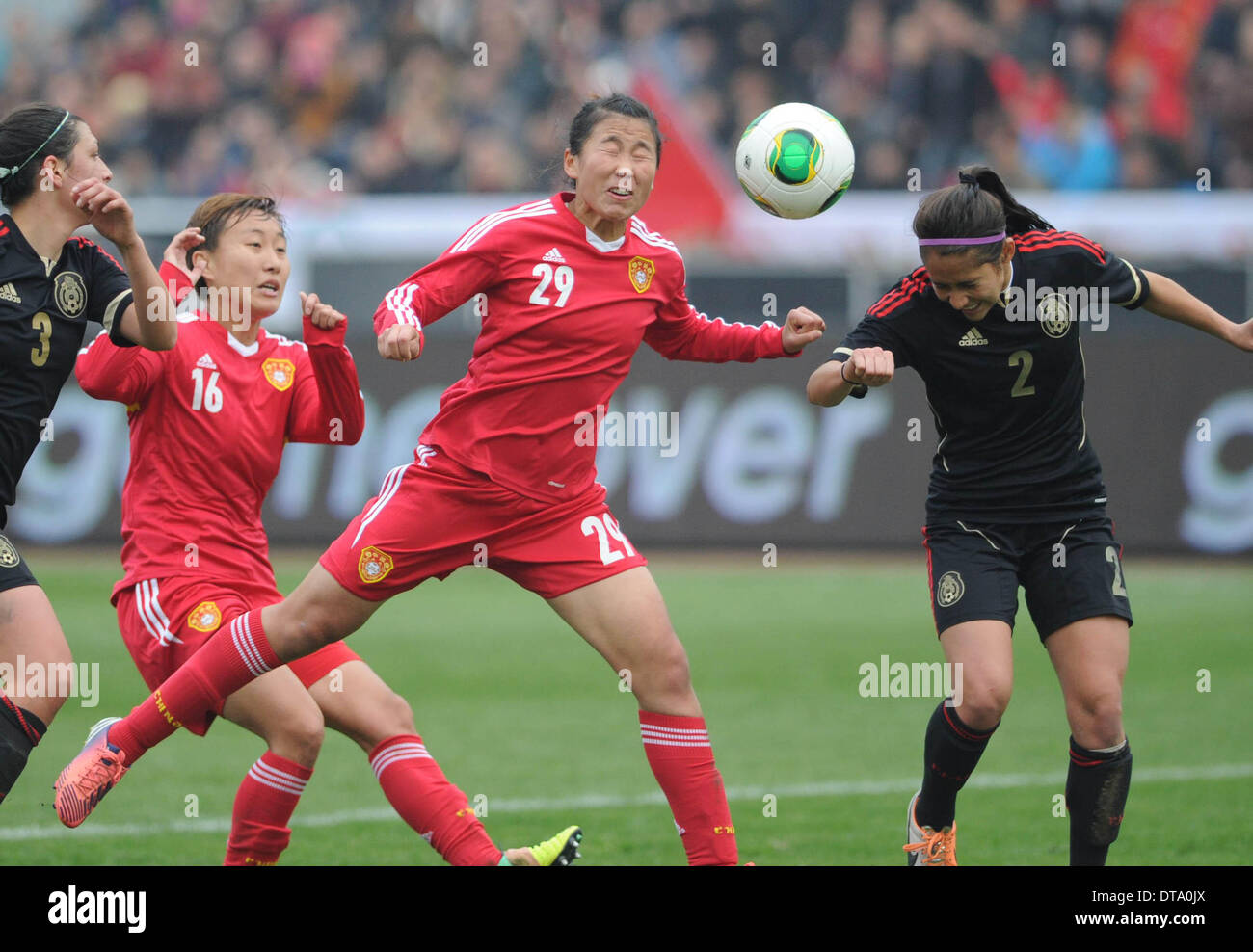 Chongqing, China. 13. Februar 2014. Von Li Yang (C) China tritt während der internationalen Frauen Fußball-Turnier zwischen China und Mexiko in Chongqing, Südwest-China, 13. Februar 2014. China 3: 1 gewonnen. © Li Jian/Xinhua/Alamy Live-Nachrichten Stockfoto