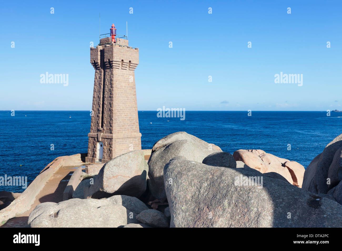 Der Leuchtturm von Männern Ruz, Ploumanach, Côte de Granit Rose, Côtes d ' Armor, Bretagne, Frankreich Stockfoto