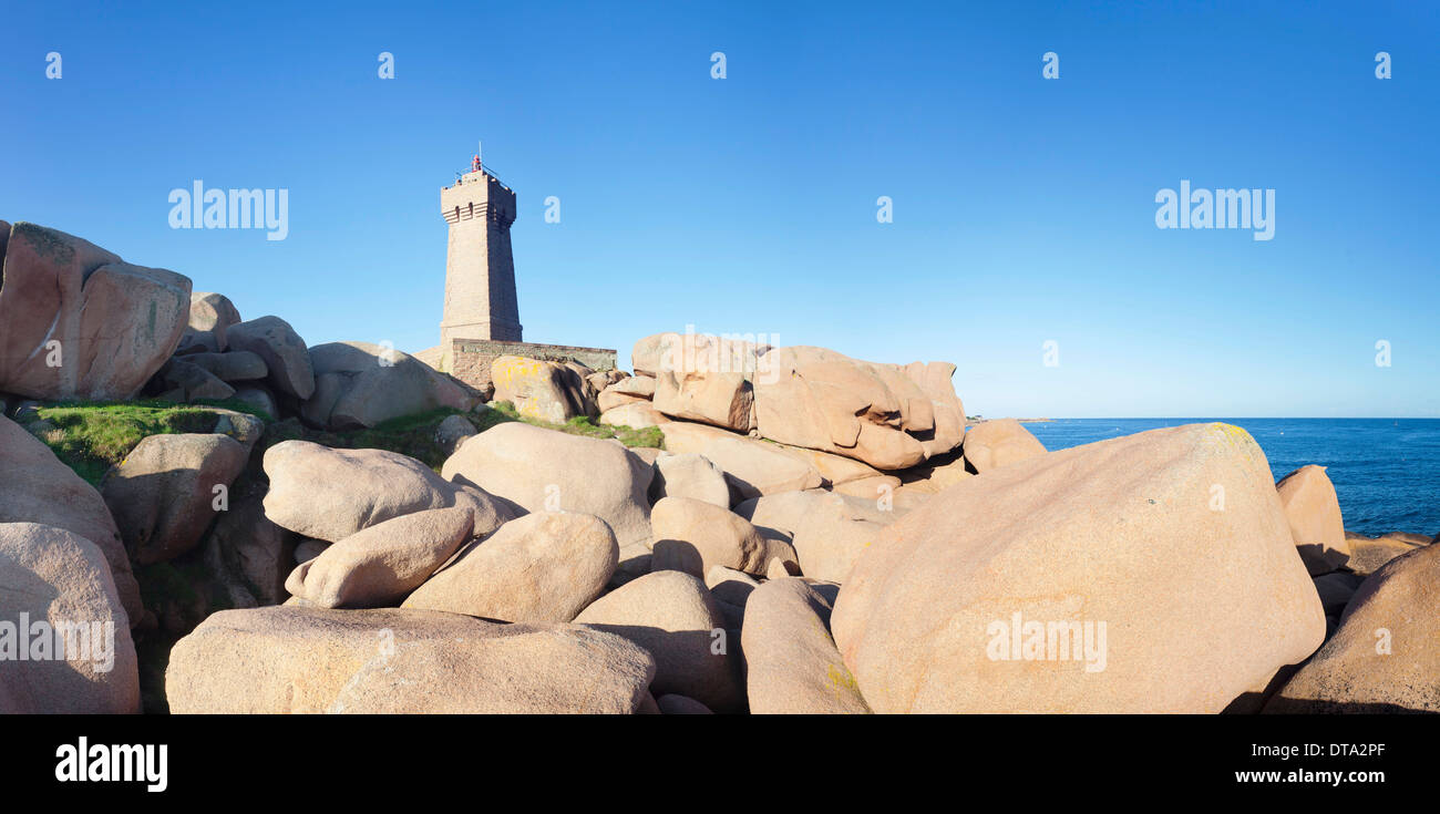 Der Leuchtturm von Männern Ruz, Ploumanach, Côte de Granit Rose, Côtes d ' Armor, Bretagne, Frankreich Stockfoto