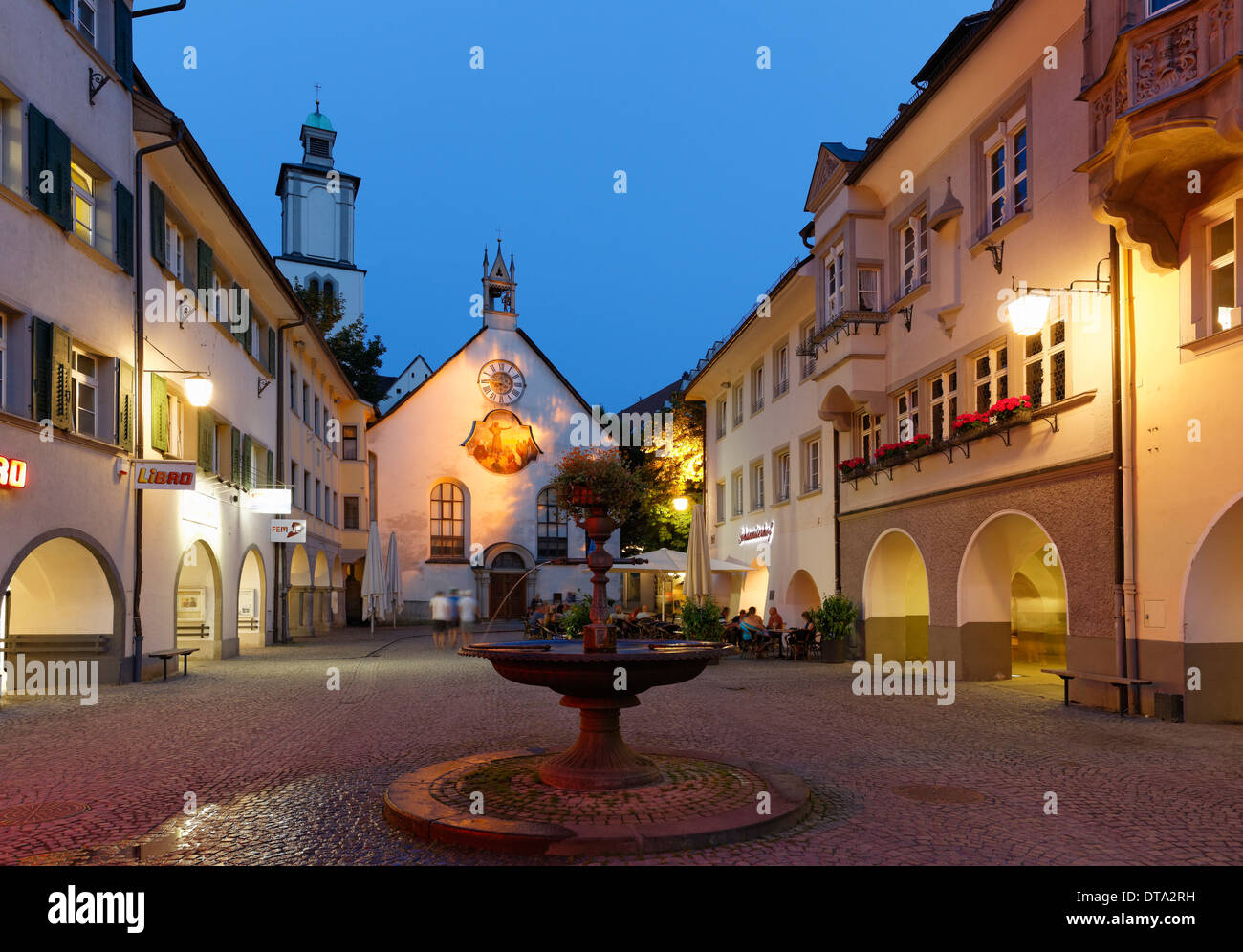 Marktplatz mit St. Johannis Kirche, historische Altstadt von Feldkirch, Vorarlberg, Österreich Stockfoto