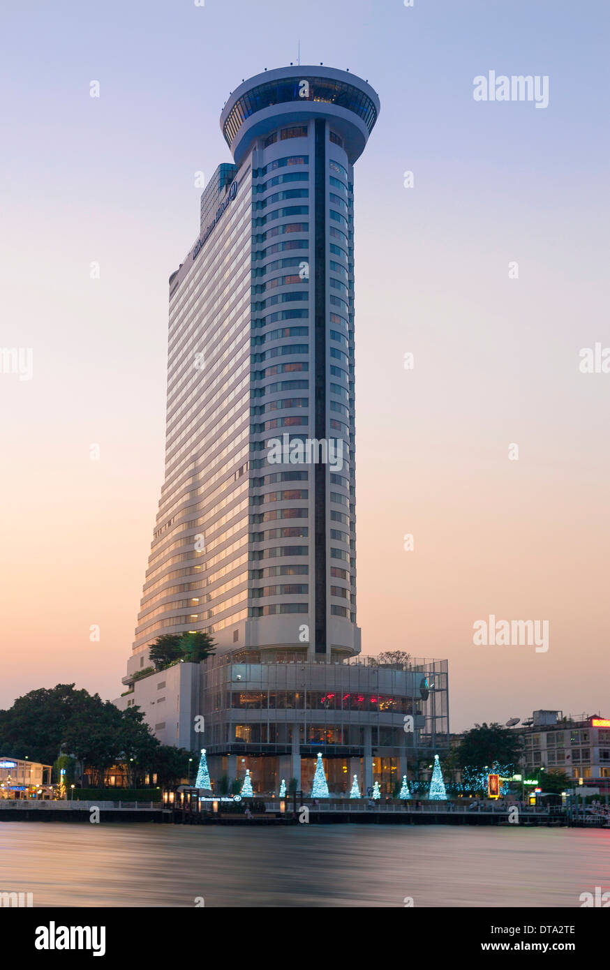 Das Hilton Hotel im Abendlicht, Adie Chao Phraya River, Bangkok, Thailand Stockfoto