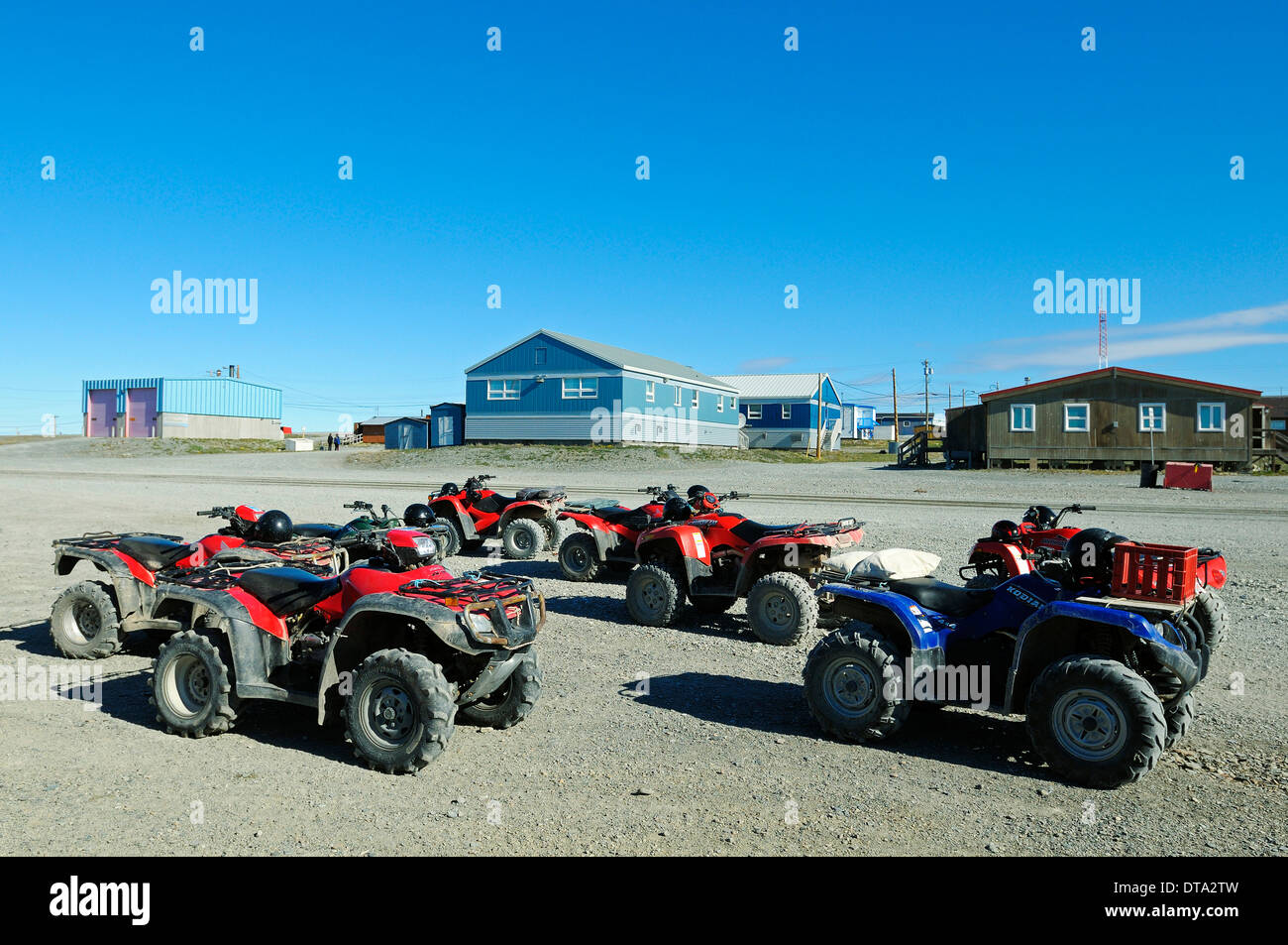 Parkplatz mit mehreren Quads, ATV, in der Inuit Dorf von Ulukhaktok, Victoria-Insel, früher Holman Island Stockfoto