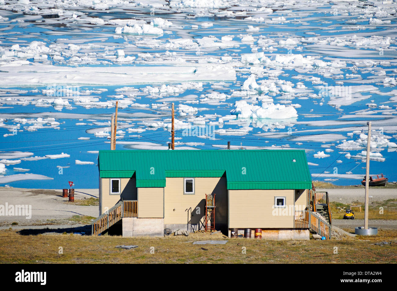 Haus der Inuit Menschen in dem Dorf Ulukhaktok mit Eisschollen in der Beaufortsee, Nordpolarmeer, Victoria-Insel Stockfoto