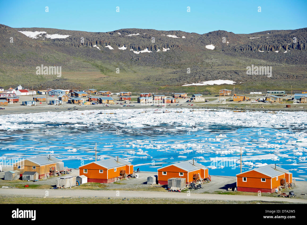 Die Inuit-Dorf Ulukhaktok mit Eisschollen in der Beaufortsee, Nordpolarmeer, Victoria-Insel, früher Holman Insel Stockfoto