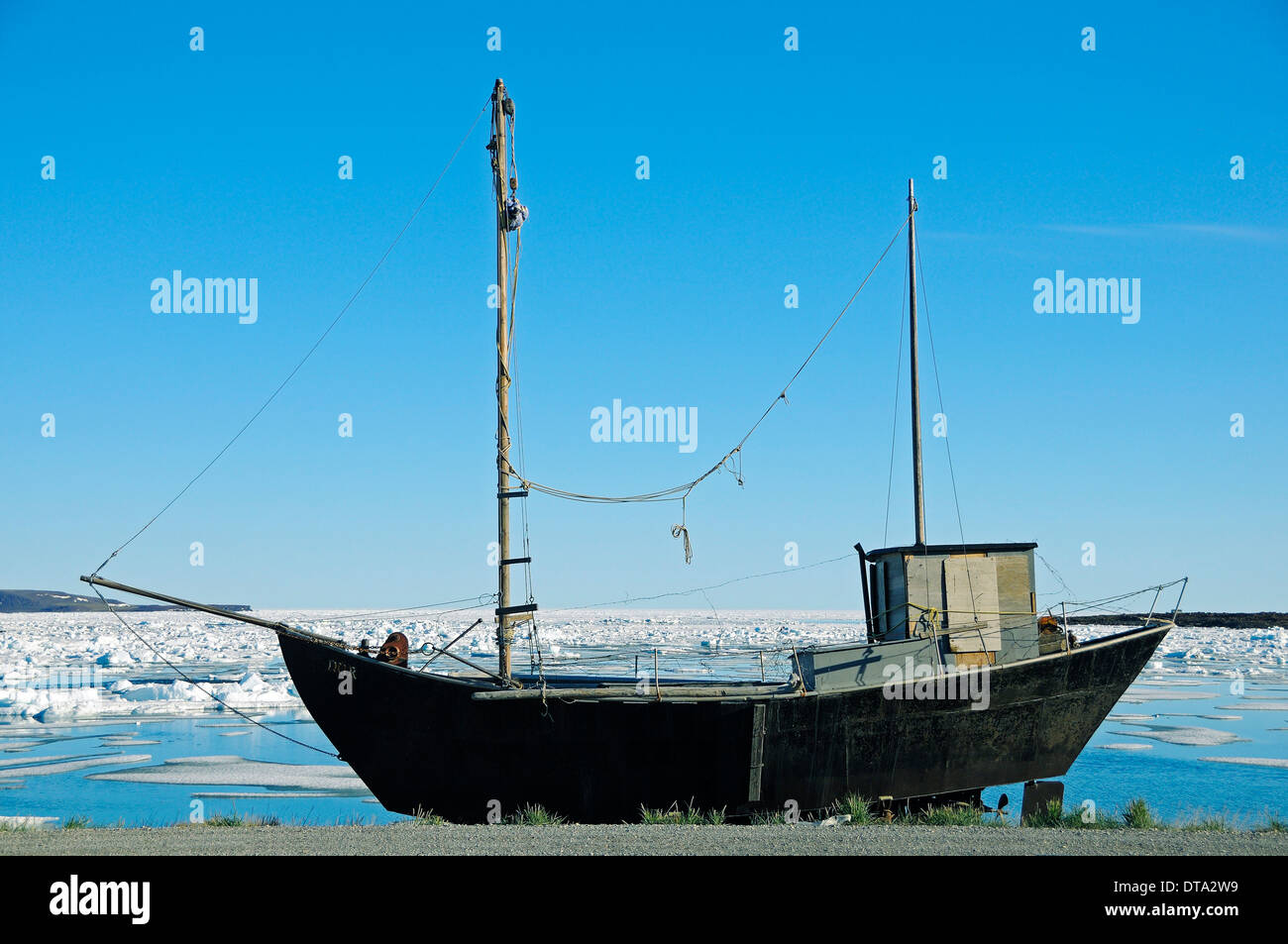 Alte Schiff am Ufer des Beaufort-See, Nordpolarmeer, Victoria-Insel, früher Holman Island, Dorf Ulukhaktok Stockfoto