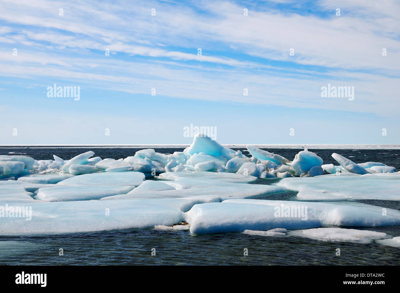 Eis-Schollen in der Beaufortsee, Nordpolarmeer, Victoria-Insel, früher Holman Island, Dorf Ulukhaktok Stockfoto