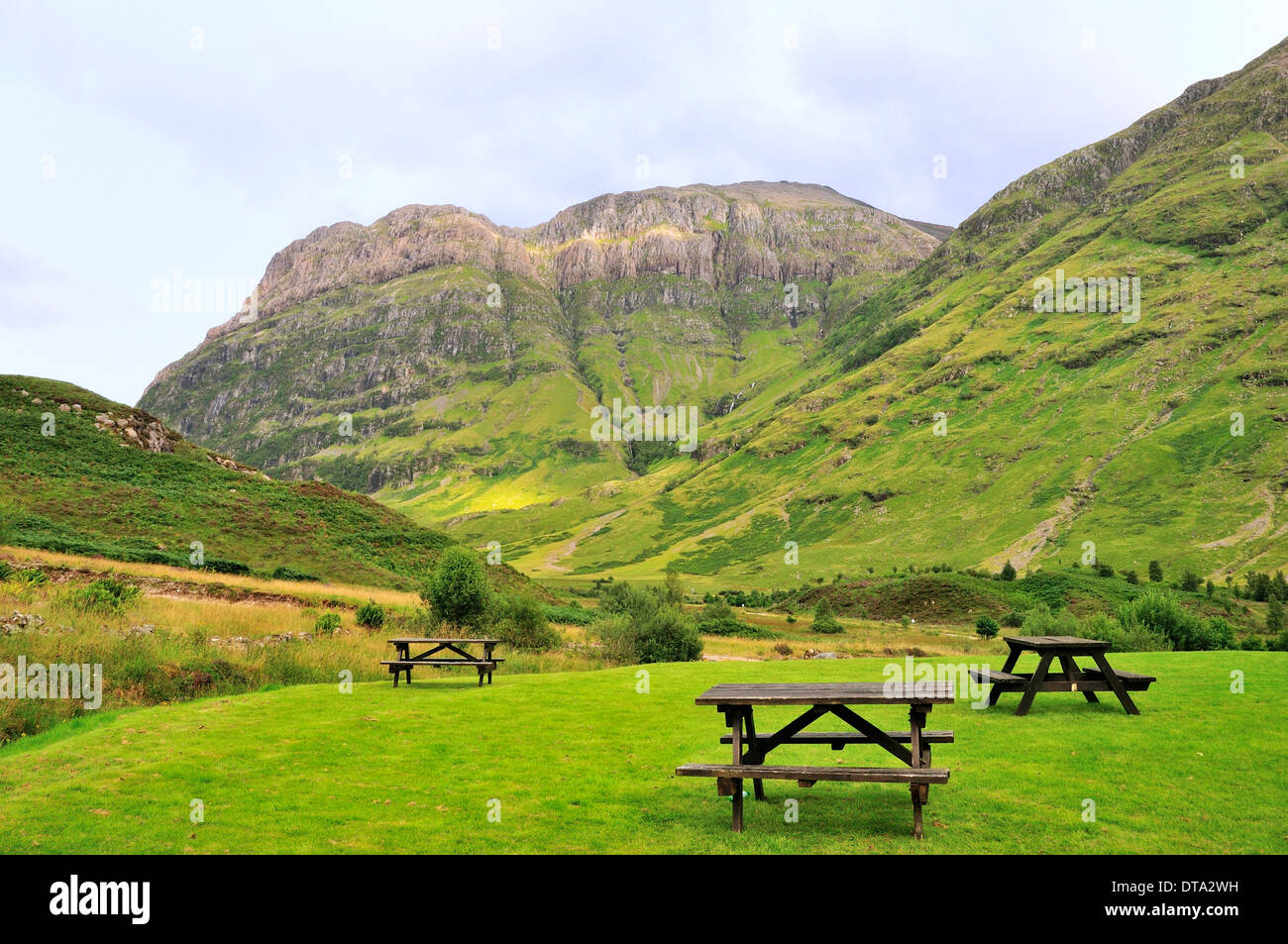 Picknick-Bänke auf einer Wiese, Glen Coe, Ross Skye und Lochaber, Schottisches Hochland, Schottland, Vereinigtes Königreich Stockfoto
