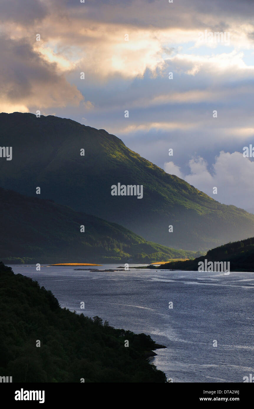 Atmosphärische Wolken über Loch Leven, Glen Coe, Ross Skye und Lochaber, Schottisches Hochland, Schottland, Vereinigtes Königreich Stockfoto