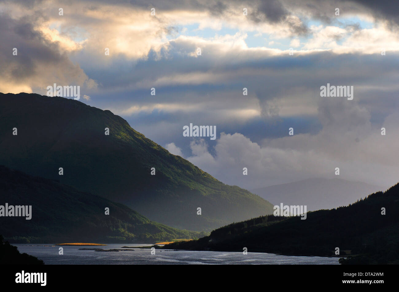 Atmosphärische Wolken über Loch Leven, Glen Coe, Ross Skye und Lochaber, Schottisches Hochland, Schottland, Vereinigtes Königreich Stockfoto