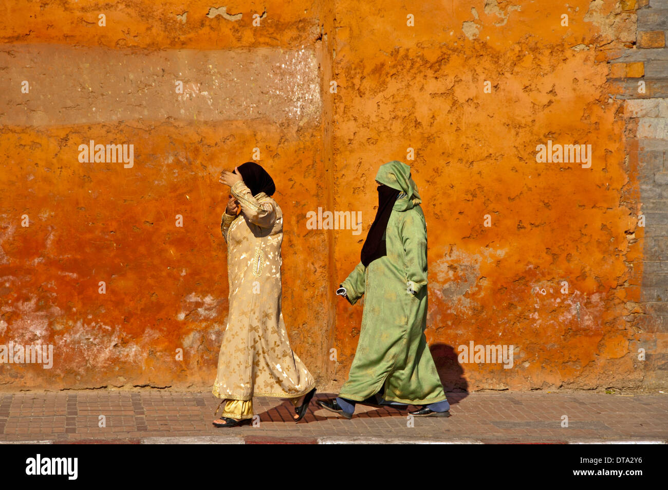 Frauen in traditioneller Kleidung, Jellaba, Kopftuch und Gesicht Schleier,  Niqab, Medina oder Altstadt, Marrakesch, Marokko Stockfotografie - Alamy