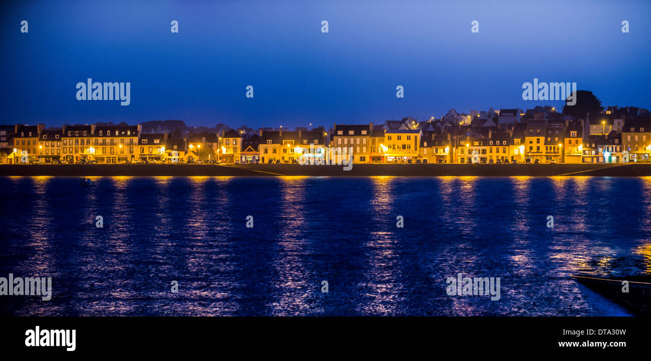 Quai mit beleuchteten Häusern, Camaret-Sur-Mer, Département Finistère, Bretagne, Frankreich Stockfoto