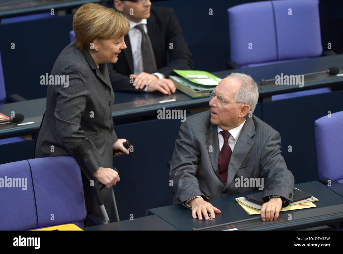 Berlin, Deutschland. 13. Februar 2014. Bundeskanzlerin Angela Merkel und Finanzminister Wolfgang Schaeuble reden im Deutschen Bundestag in Berlin, Deutschland, 13. Februar 2014. Foto: RAINER JENSEN/Dpa/Alamy Live-Nachrichten Stockfoto