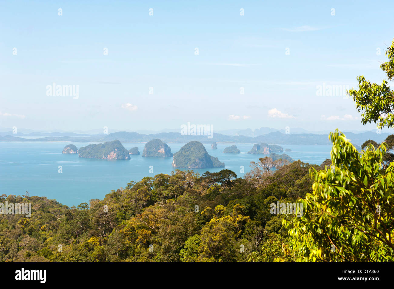 Bewaldeten Karst Inseln steigt aus dem Meer, Blick auf Bucht von Phang Nga von Snakehead Mountain, Andamanensee, Ao Nang, Krabi Provinz Stockfoto