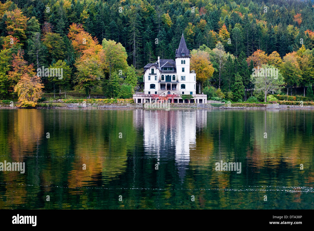 Villa Castiglioni im Herbst, Grundlsee See Region Ausseerland, Salzkammergut, Steiermark, Österreich Stockfoto