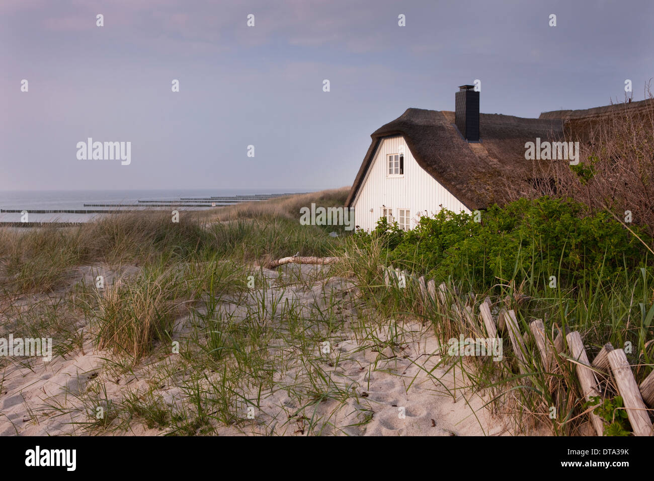 Blick vom Fischland Ufer an der Küste, reetgedeckten Haus, Ahrenshoop, Fischland-Darß-Zingst, Mecklenburg-Vorpommern Stockfoto