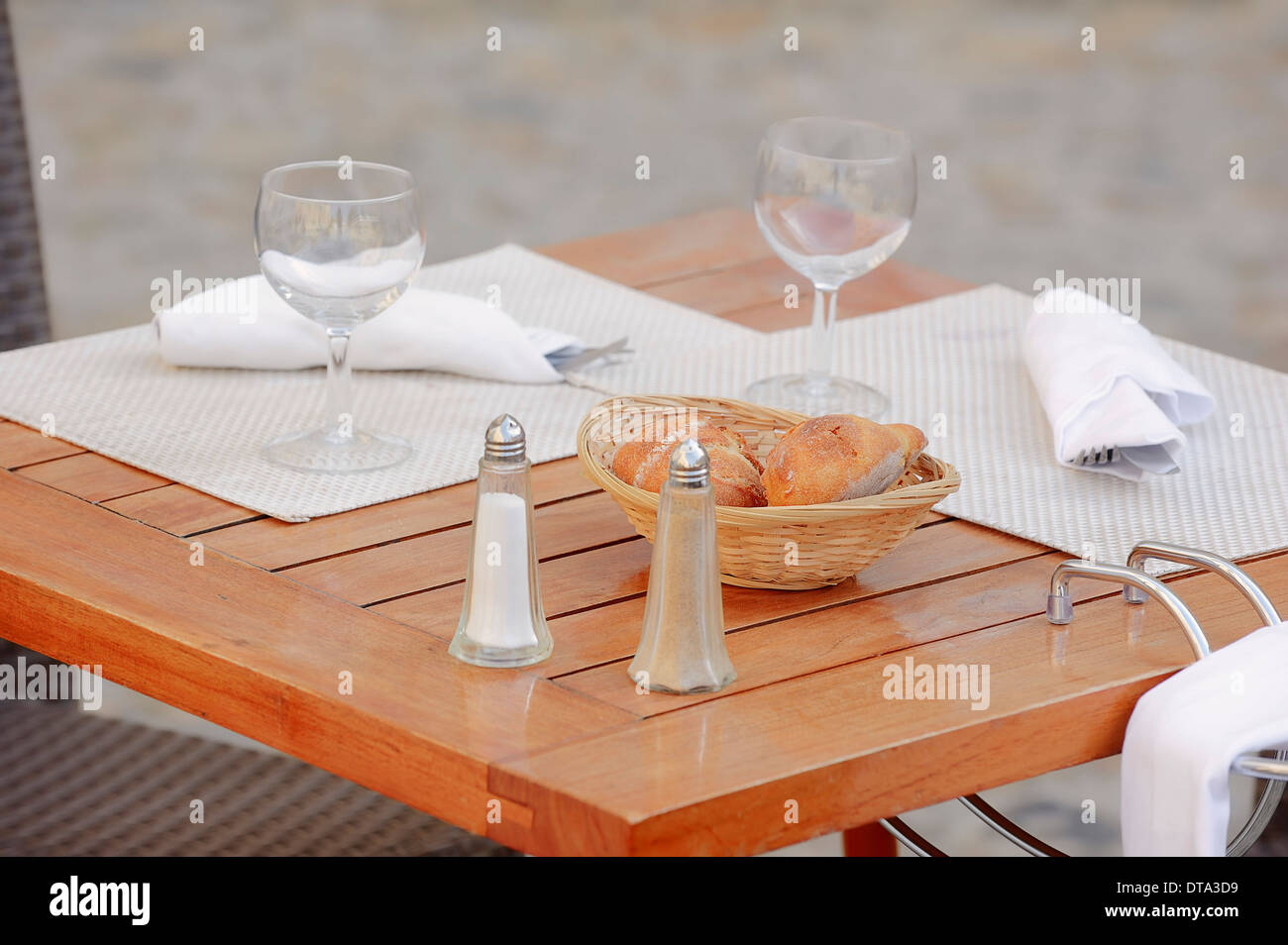 Gedeckter Tisch in einem Straßencafé, Avignon, Vaucluse, Provence-Alpes-Cote d ' Azur, Südfrankreich, Frankreich Stockfoto