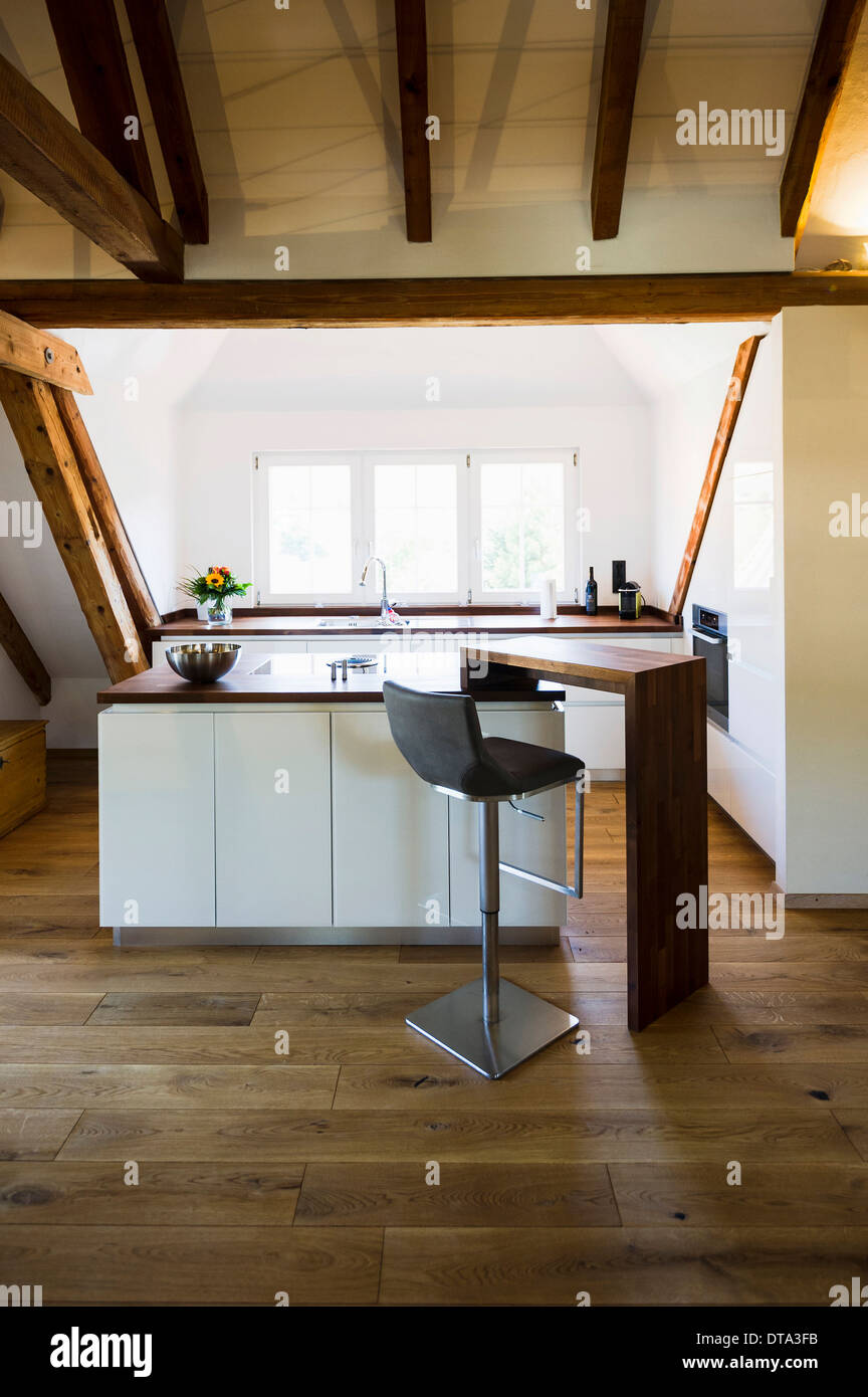 Umgebauten Loft mit einer modernen Küche Stockfoto