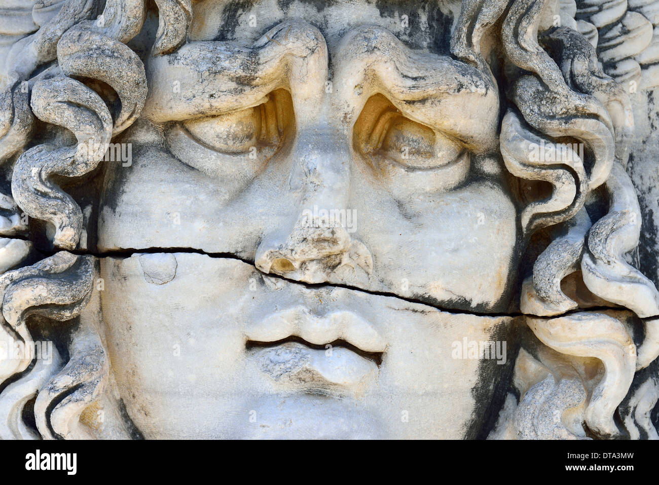 Antike Medusa oder Gorgon Kopf an der Apollon-Tempel, die archäologische Stätte von Didyma, Ionia, Provinz Aydin, Türkei Stockfoto