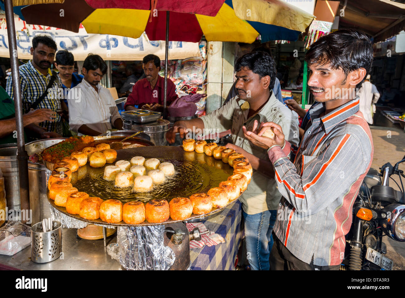 Snacks zum Verkauf an Mangaldas Markt, Mumbai, Maharashtra, Indien Stockfoto