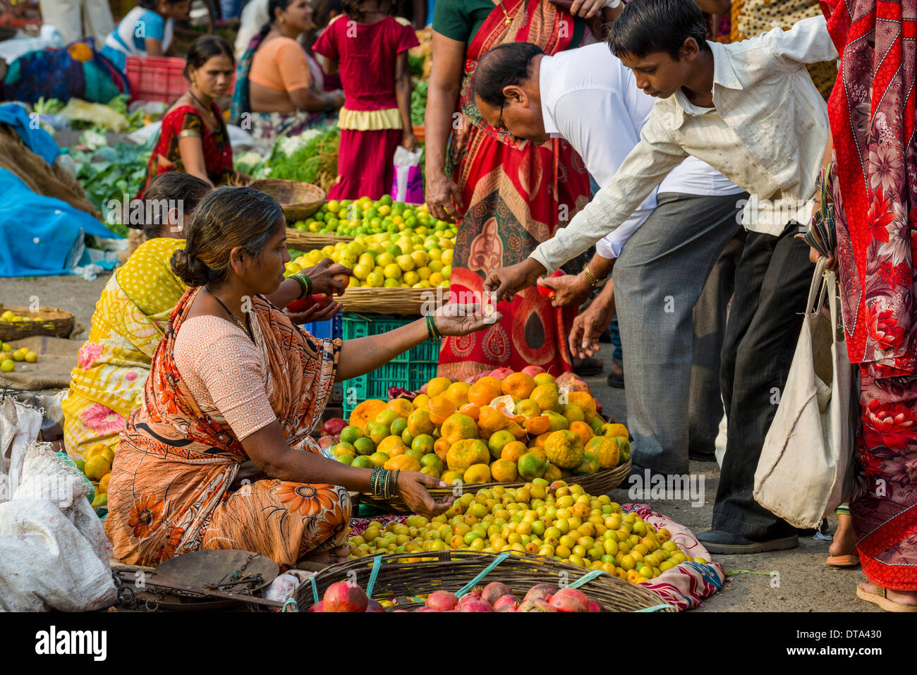 Eine Frau ist Verkauf von Orangen und andere Früchte auf dem Wochenmarkt Gemüse Nasik, Maharashtra, Indien Stockfoto