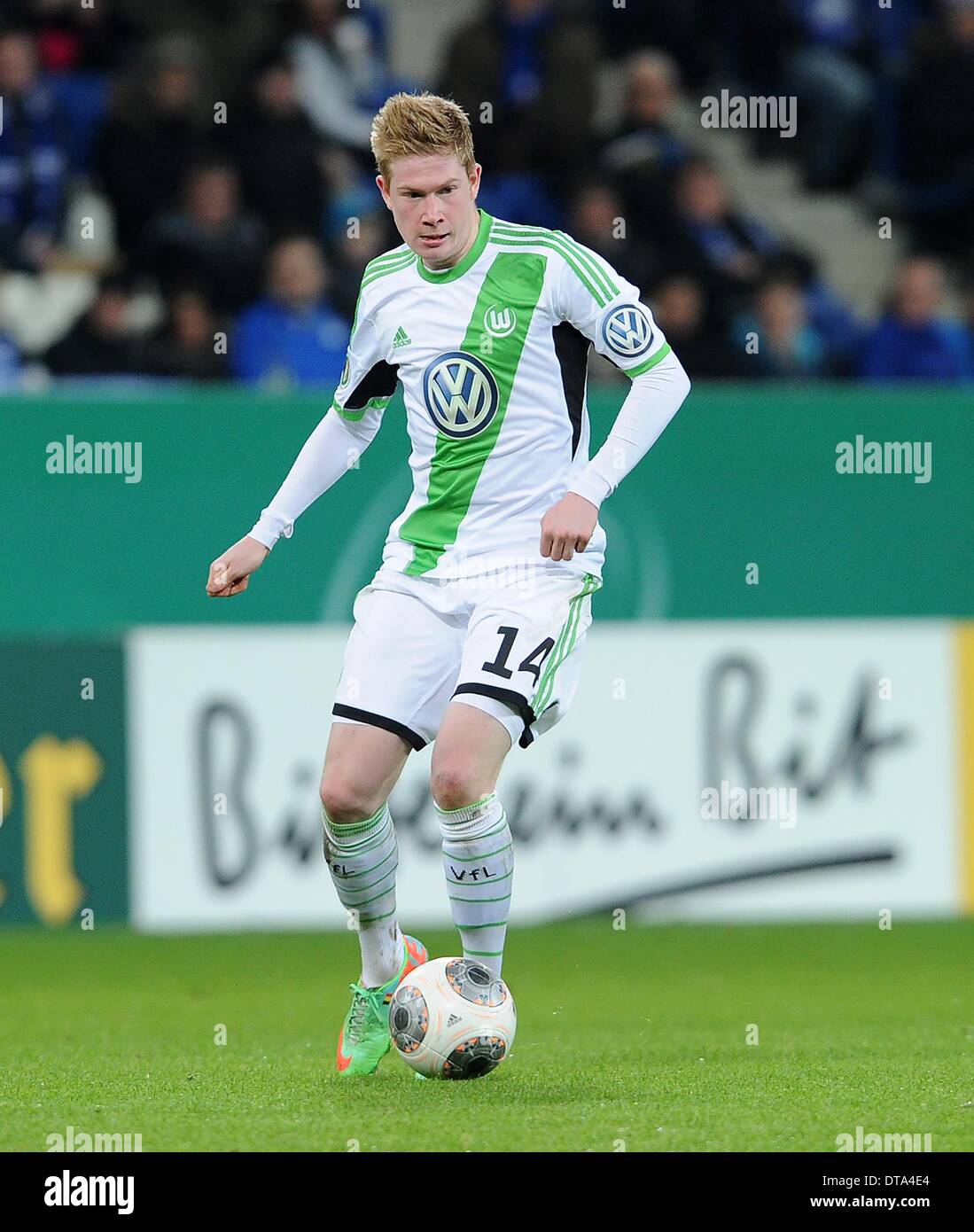 Sinsheim, Deutschland. 12. Februar 2014. Wolfsburgs Kevin De Bruyne während der DFB-Pokal-Viertelfinale Spiel zwischen 1899 Hoffenheim und VfL Wolfsburg im Rhein-Neckar-Arena in Sinsheim, Deutschland, 12. Februar 2014. Foto: DANIEL MAURER/Dpa/Alamy Live News Stockfoto