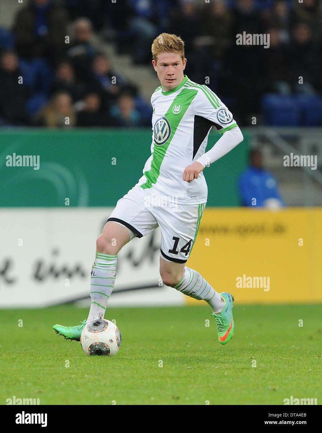 Sinsheim, Deutschland. 12. Februar 2014. Wolfsburgs Kevin De Bruyne während der DFB-Pokal-Viertelfinale Spiel zwischen 1899 Hoffenheim und VfL Wolfsburg im Rhein-Neckar-Arena in Sinsheim, Deutschland, 12. Februar 2014. Foto: DANIEL MAURER/Dpa/Alamy Live News Stockfoto