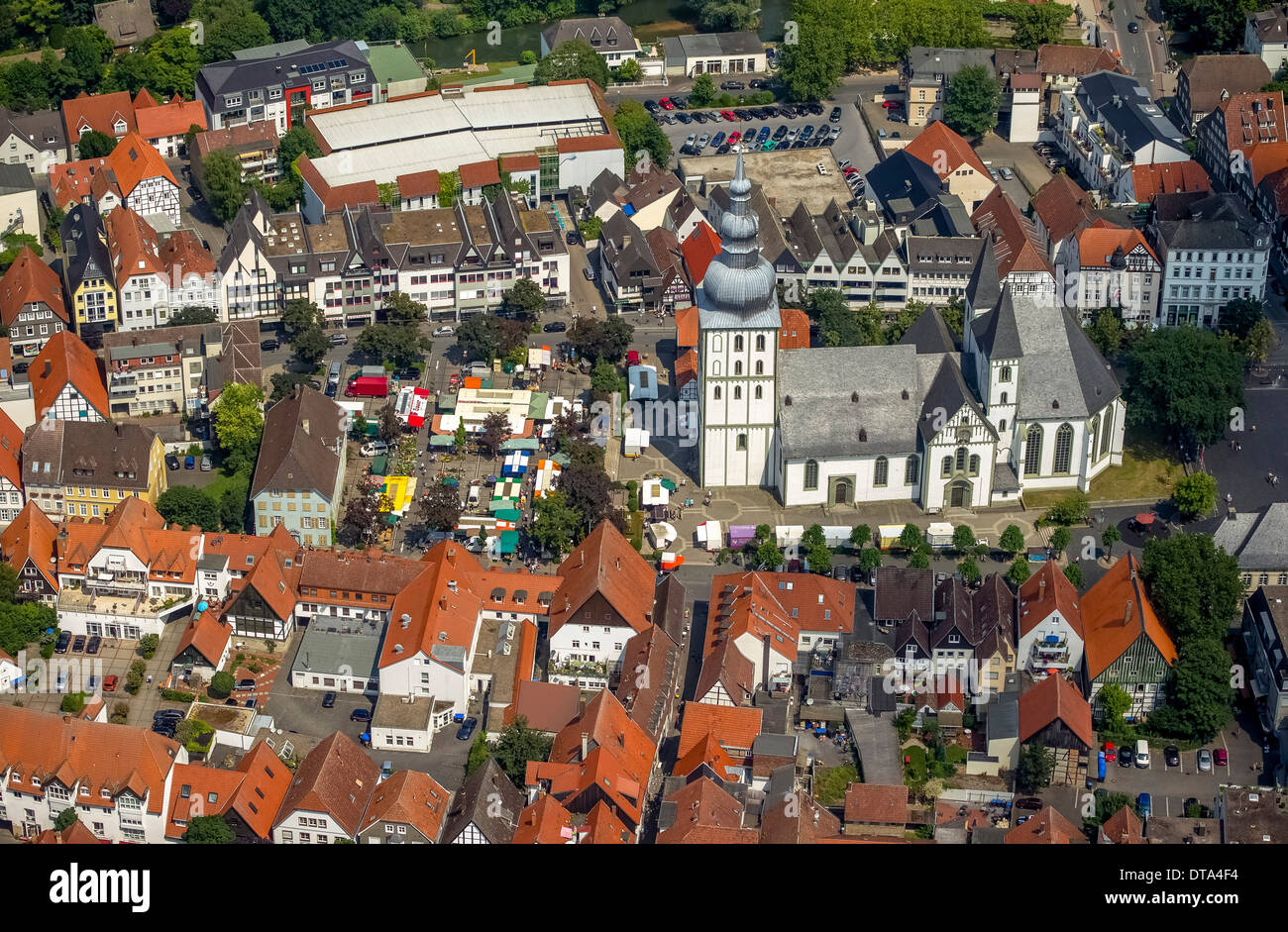 Evangelische Kirche der Hl. Maria mit dem Marktplatz mit Markt Stände, Stadtmuseum, Lippstadt, Kreis Soest Soester Boerde, Stockfoto