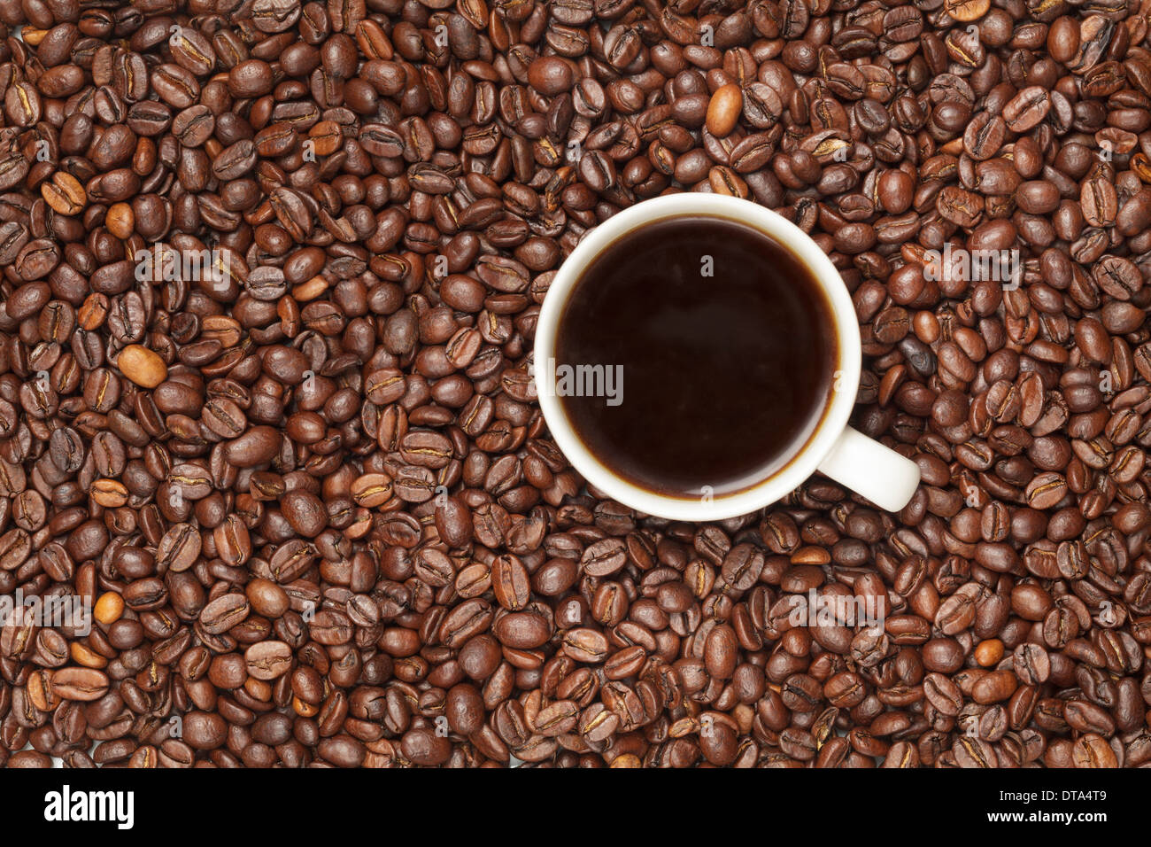 Tasse Kaffee mit Kaffeebohnen Stockfoto