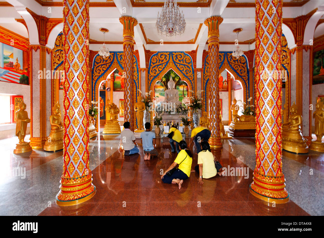 Besucher, die beten vor dem Altar, Spalten, Wat Chalong Tempel, Phuket, Thailand Stockfoto