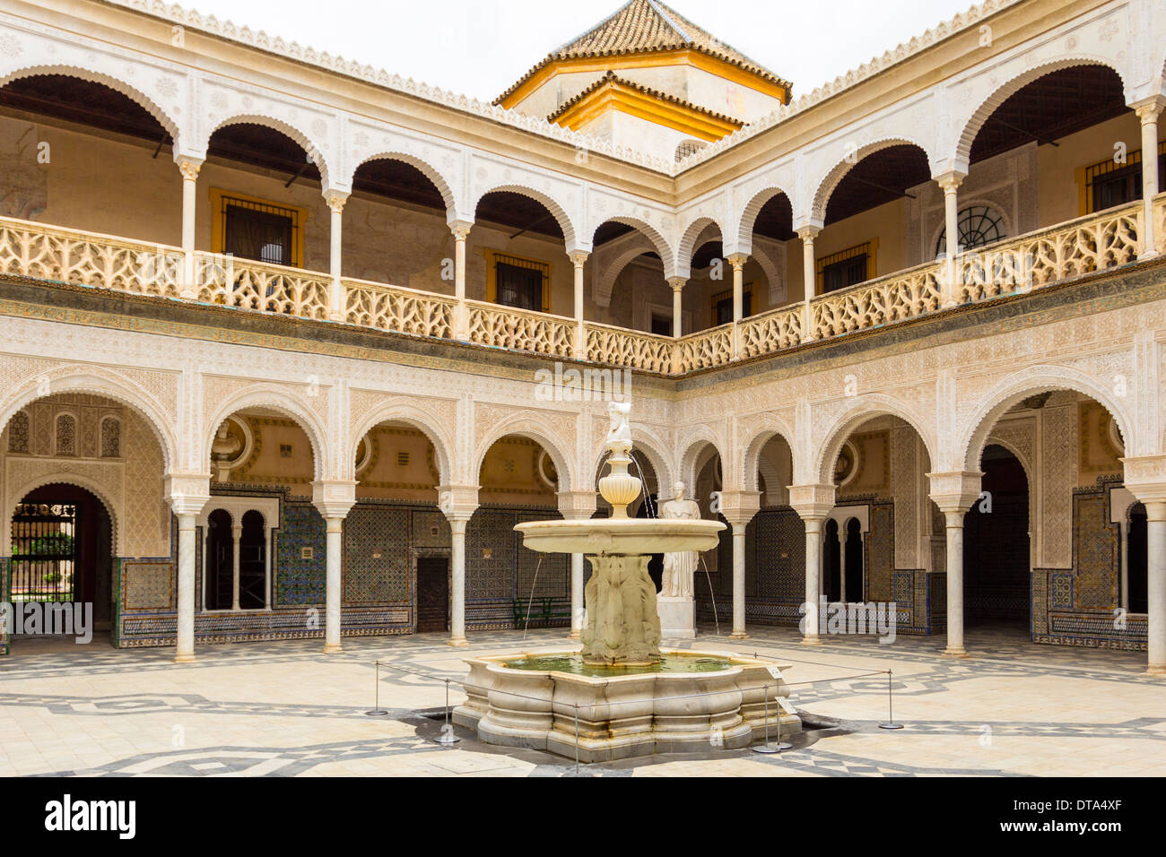 SEVILLA SPANIEN INNENHOF UND BRUNNEN VON DER CASA DE PILATOS Stockfoto