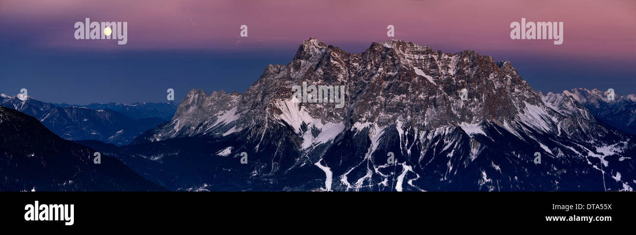 Gipfel des Mt Zugspitze mit einem Vollmond in der Abenddämmerung, Berwang, Außerfern, Tirol, Österreich Stockfoto