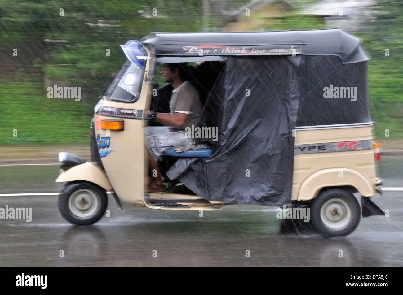 Dreirad bei starkem Regen, Sri Lanka Stockfoto