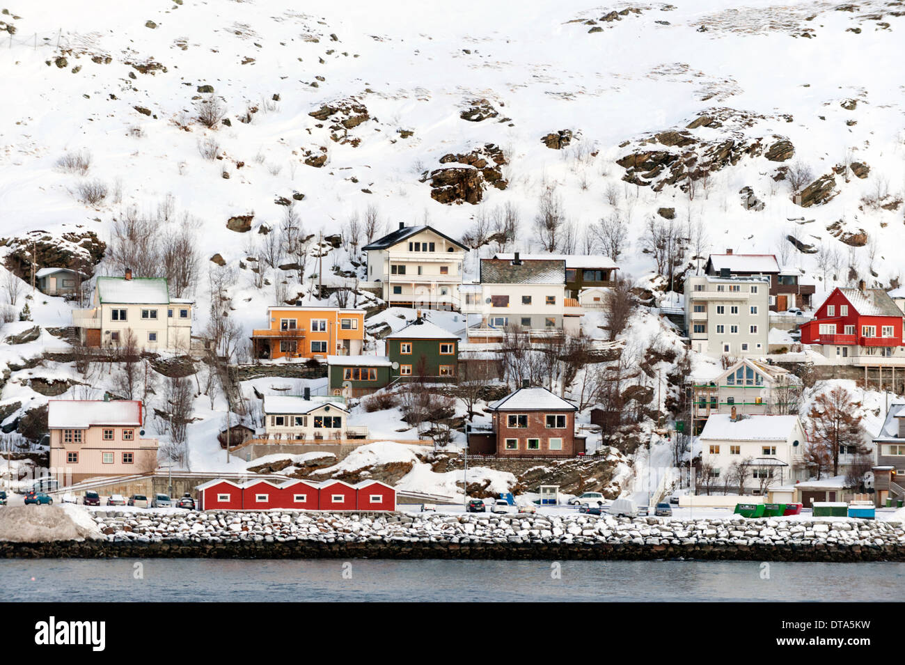 Häuser im Winter Schnee in der Küstenstadt Stadt Hammerfest, Finnmark, Norwegen Stockfoto