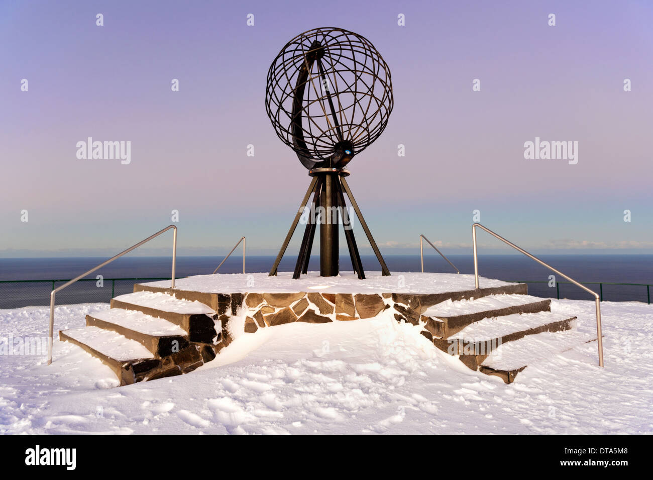 Winter am Nordkap mit Globus-Skulptur, in der Nähe von Honningsvåg, Finnmark, Norwegen, dem nördlichsten Punkt Europas Stockfoto