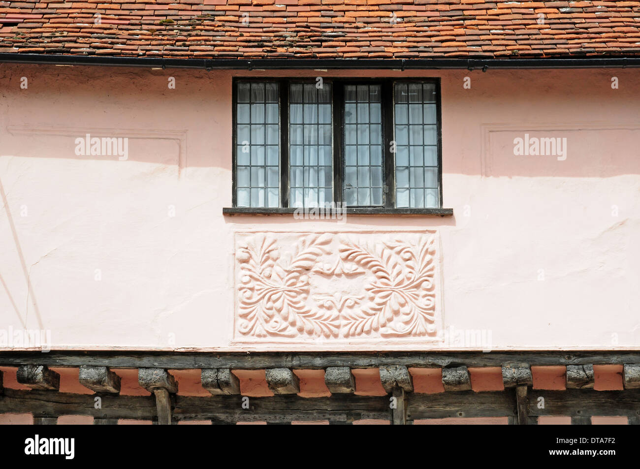 Dekorplatte im Verputz auf Timberframed Haus in Lavenham, Suffolk. Stockfoto