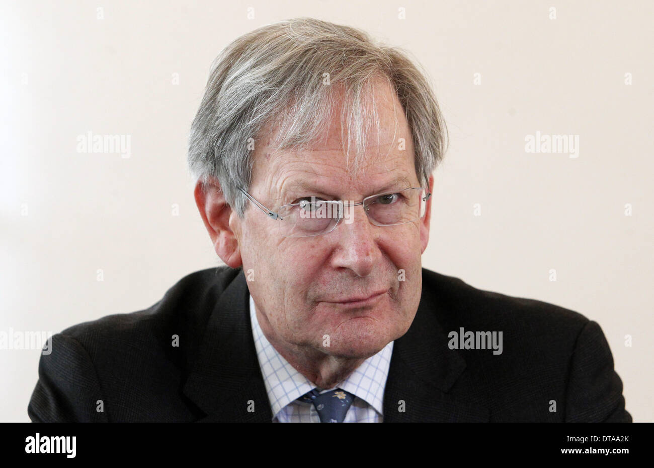 Leipzig, Deutschland. 13. Februar 2014. Britischer Dirigent Sir John Eliot Gardiner spricht während einer Pressekonferenz in der Bachmuseum in Leipzig, Deutschland, 13. Februar 2014. Der Dirigent, bekannt als Spezialist für Musik des 18. Jahrhunderts, wurde als Präsident der Stiftung Bach-Archiv benannt. Foto: SEBASTIAN WILLNOW/Dpa/Alamy Live News Stockfoto