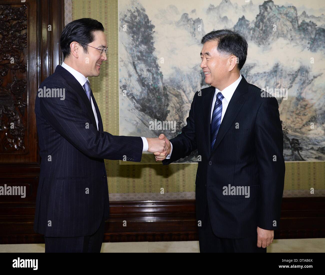 Peking, China. 13. Februar 2014. Chinese Vice Premier Wang Yang (R) trifft sich mit Vize-Präsident von Samsung Electronics Lee Jae-Yong in Peking, Hauptstadt von China, 13. Februar 2014. © Li Tao/Xinhua/Alamy Live-Nachrichten Stockfoto