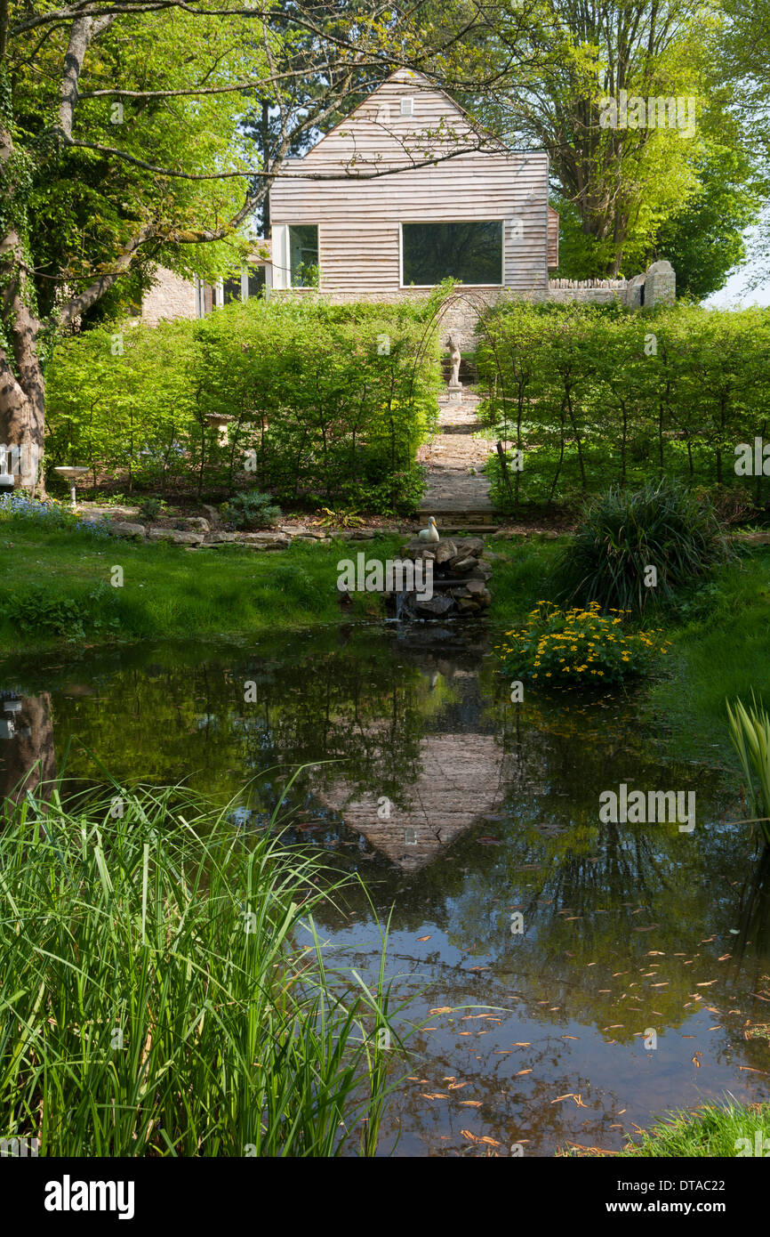 Britische Gärten. Garten Teich am Ende des Gartens. Stockfoto