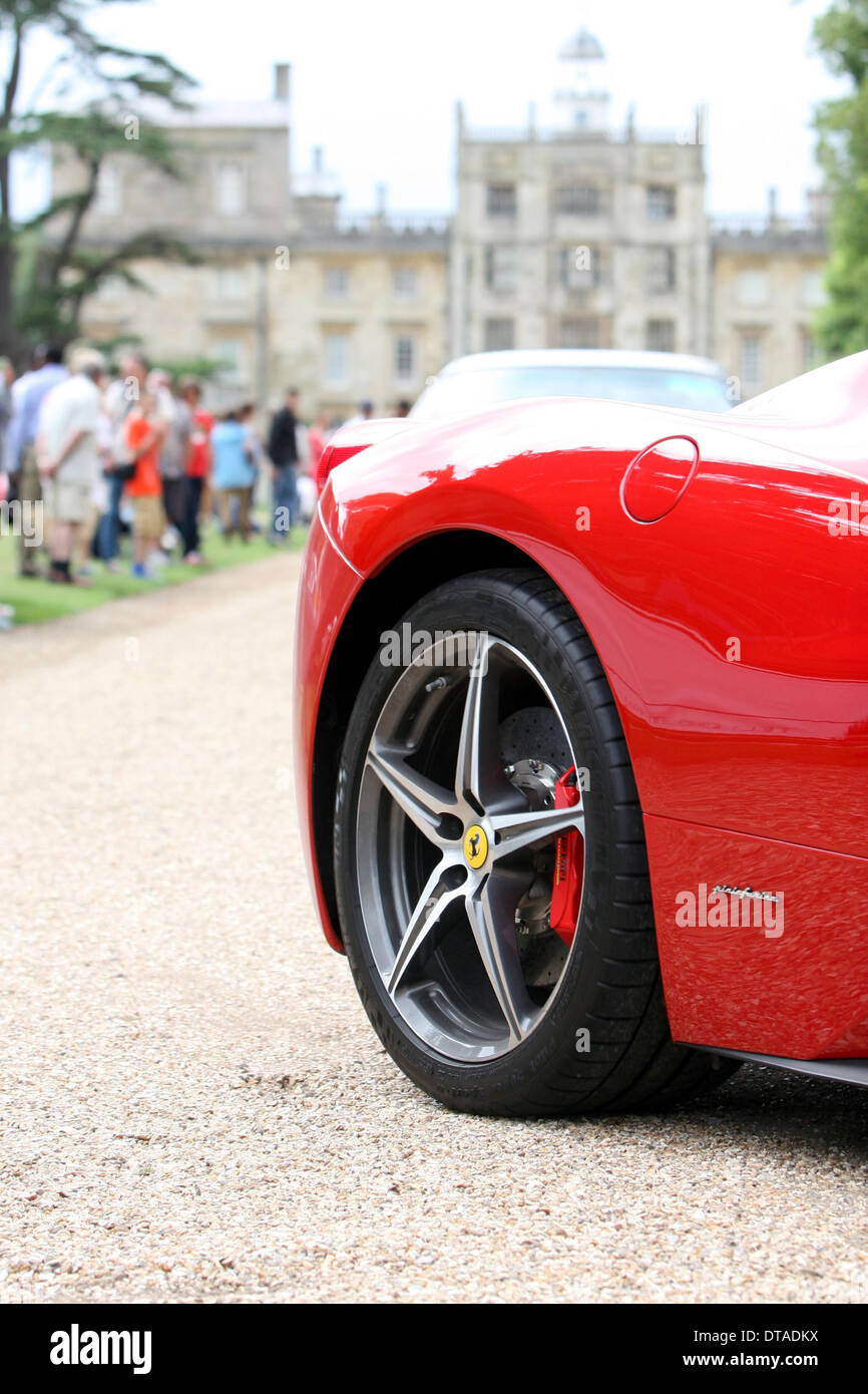 Eine rote 2013 Ferrari 458 Italia Rad und Bogen vor der stattlichen Haus in UK Stockfoto