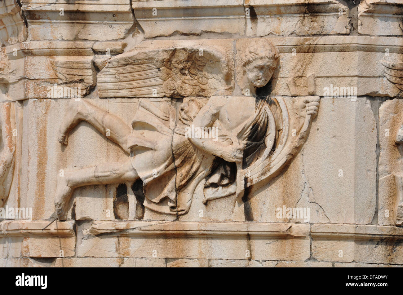 Turm der Winde Fries Detaillierungsgrad der Windgott drückt das Heck eines Schiffes. Antike Agora, Athen. Stockfoto