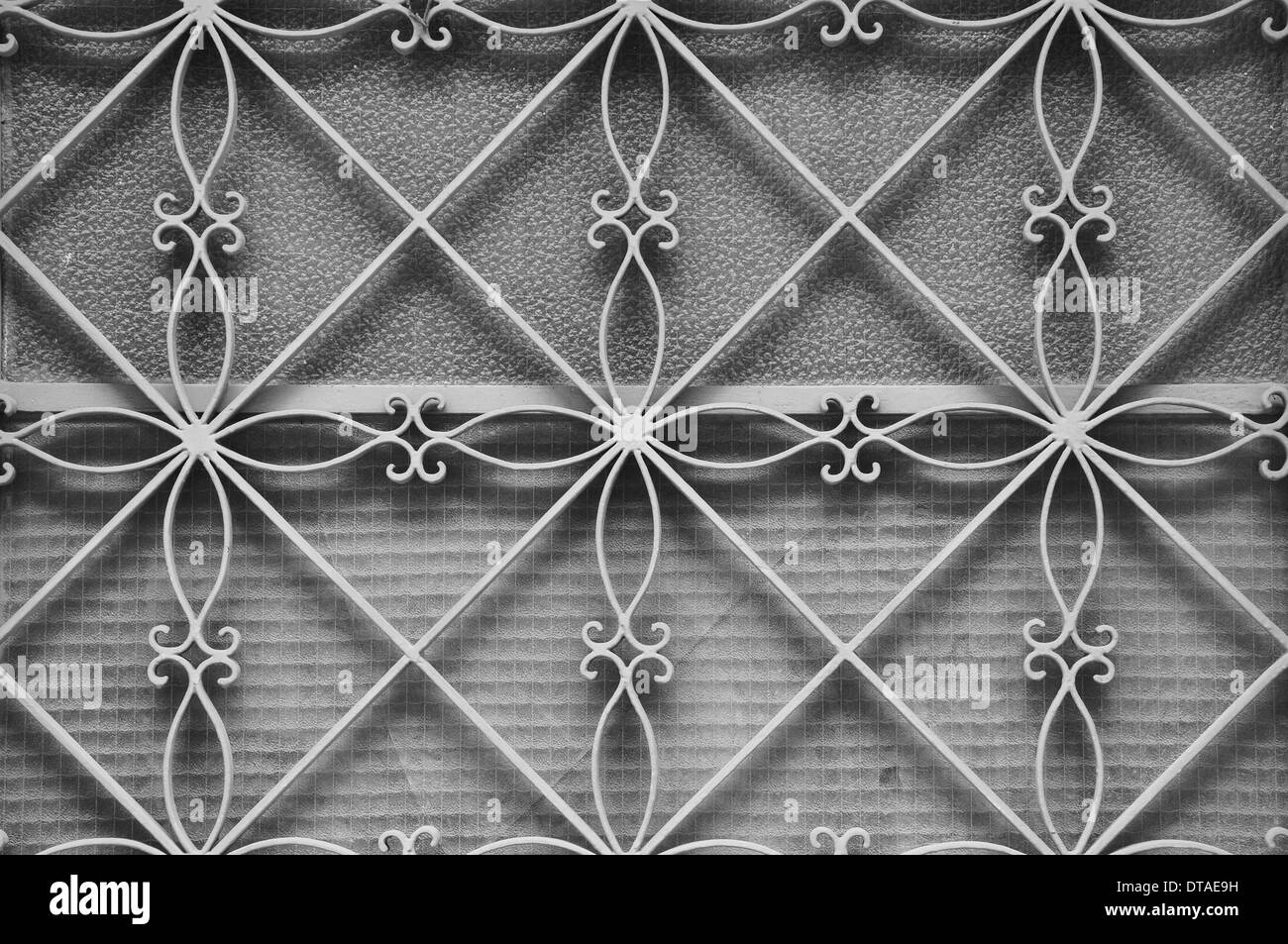 Antik Metall Türrahmen mit geometrischen florale Muster und Glasmalerei Textur. Stockfoto