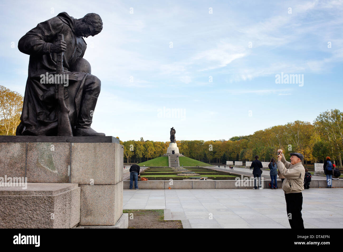 Berlin, Deutschland, Fotos eines älteren Mann der knienden Soldaten an das Sowjetische Ehrenmal Stockfoto