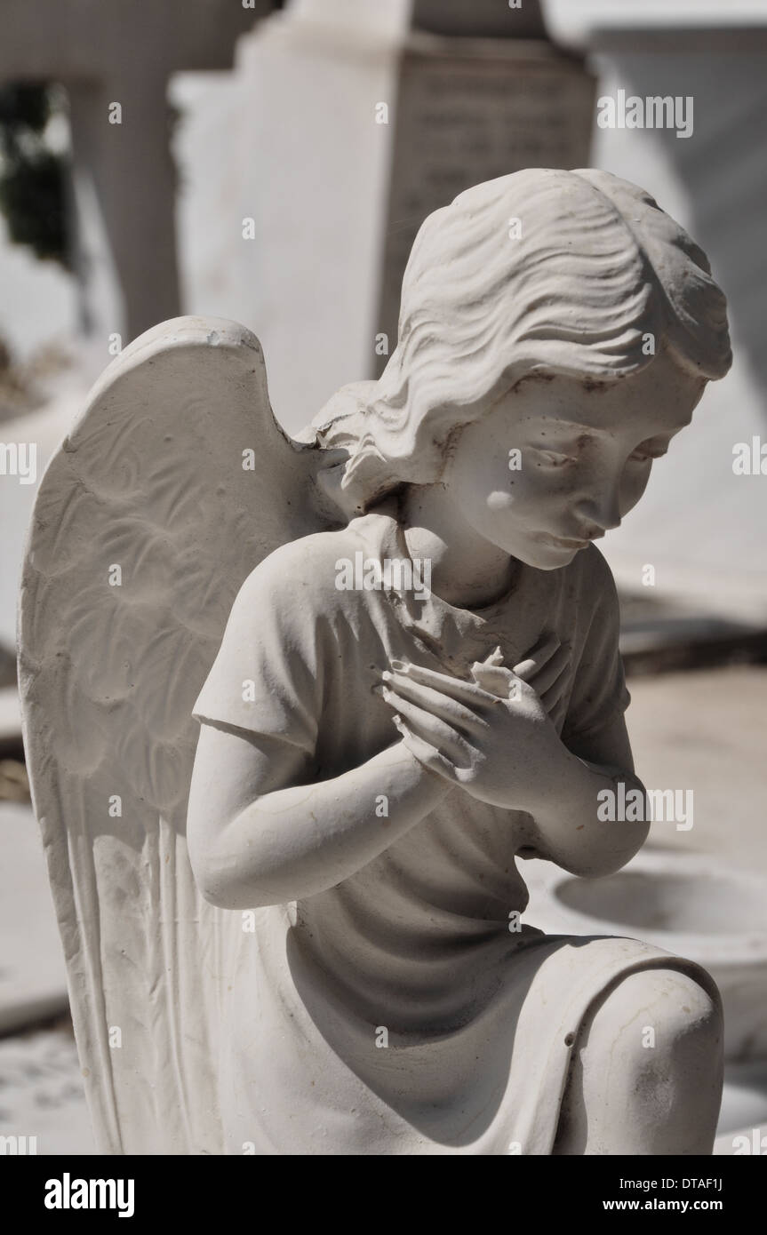 Betender Engel Grabbeigaben Marmorstatue. Trauer Engel abstrakt. Stockfoto