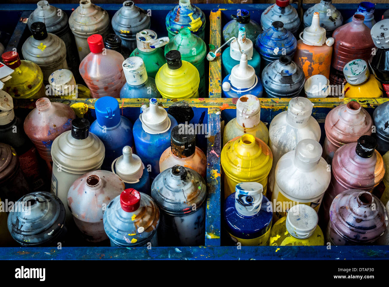 Flaschen Acrylfarbe in einem Kunststudio Stockfoto