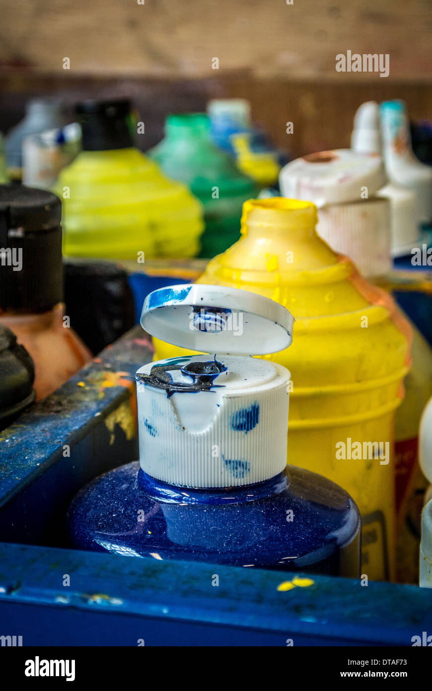 Flaschen Acrylfarbe in einem Kunststudio Stockfoto